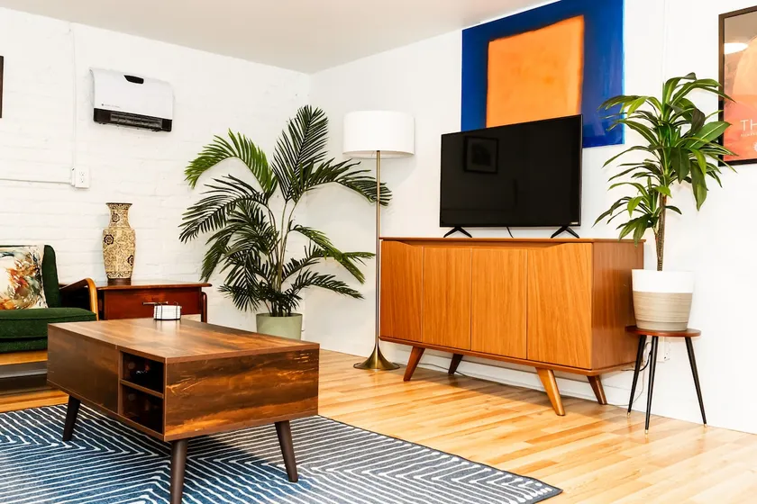 Private Entry Mid-Century Apartment With Hot Tub - Image 1