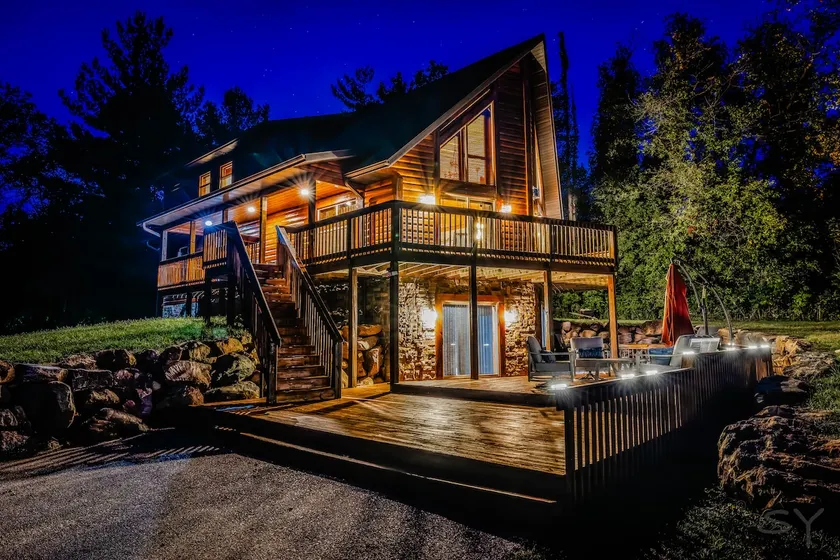 Devils Lake Escape-5 Bedrooms-5 bath-Sleeps 14-16 - Image 1