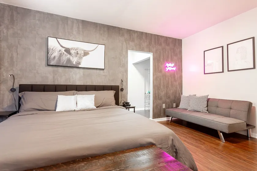 King bed $0 cleaning fee, free parking studio MIA - Image 1