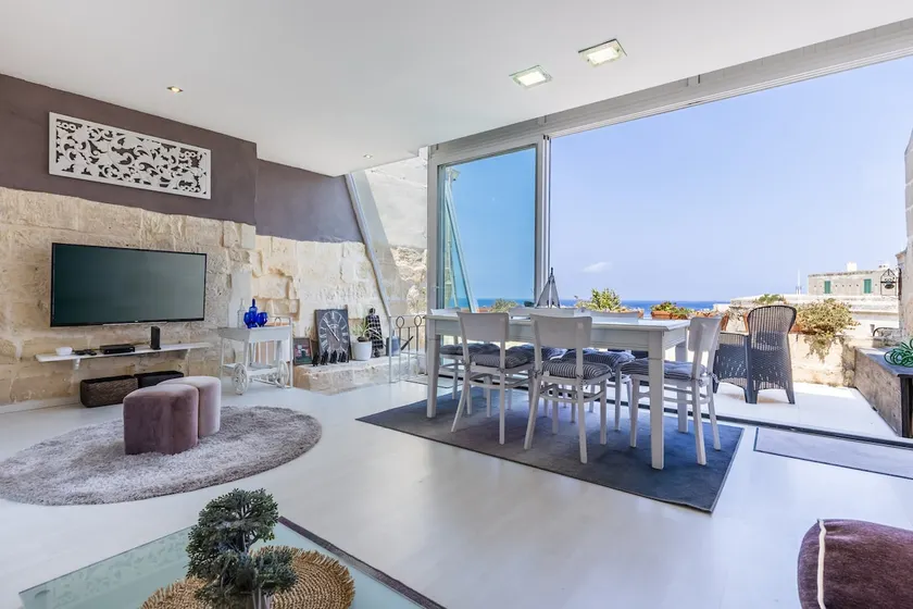 Valletta Bastions Seafront House - Image 1