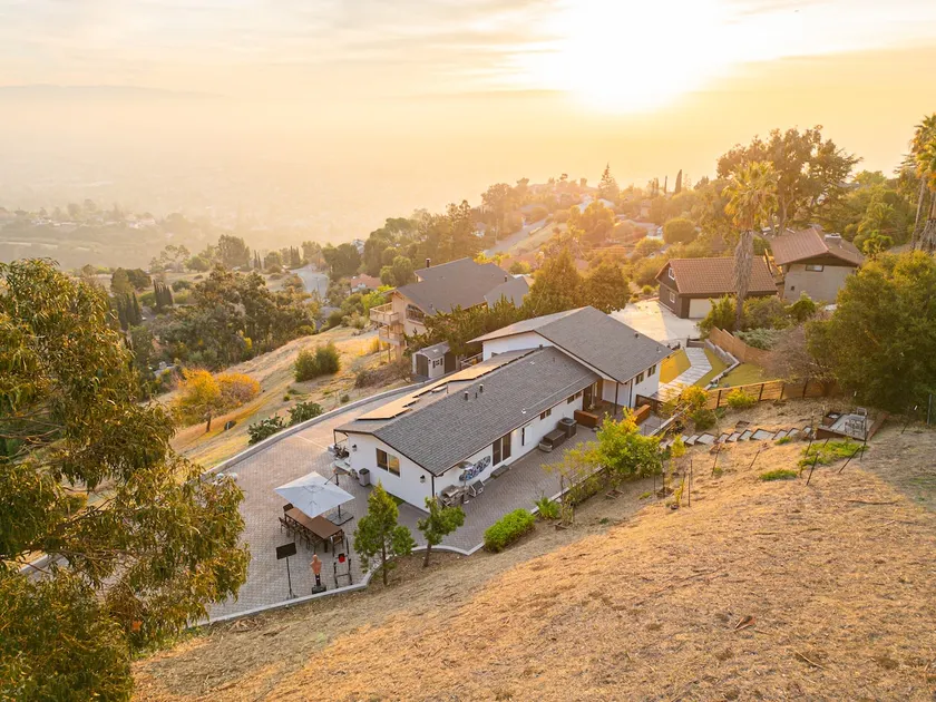 Stunning Modern Home with Amazing Views of Valley - Image 1