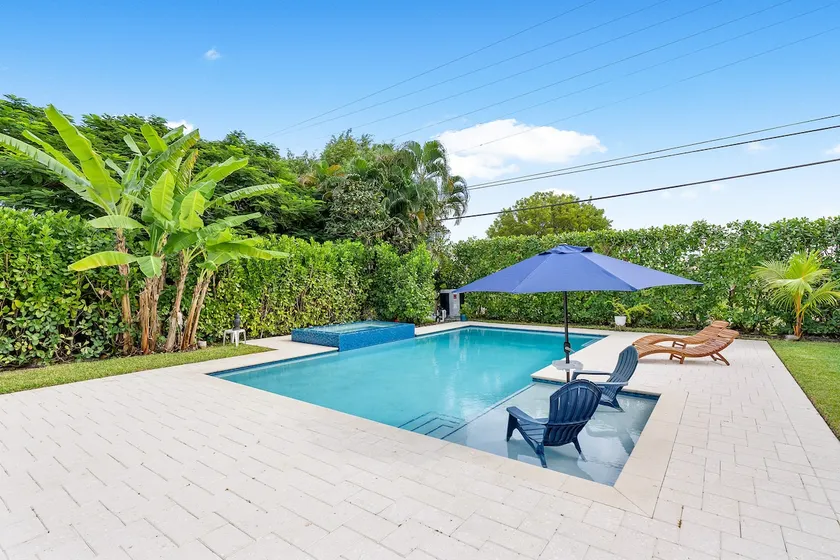 Beautiful Blue House Heated Pool - Image 1