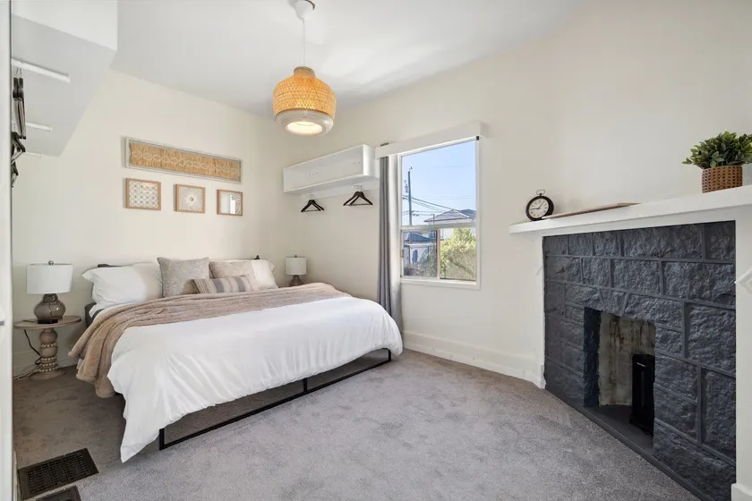 Vancouver 3-Bed House with Parking, Sleeps 8 - Image 1