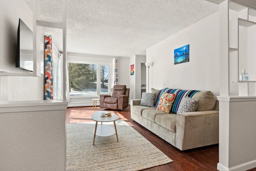 Two minutes from Airport /2 BED 2 BATH - Image 1