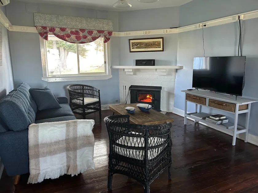 Quaint Country Cottage - Image 1