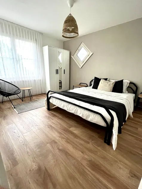 Cozy Apartment with a Lovely View & Free Parking - Image 1