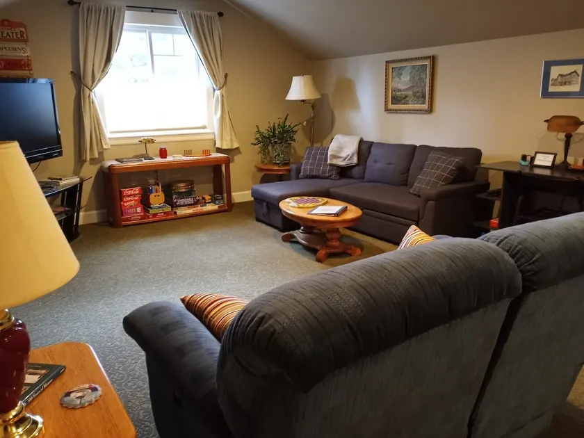 The Upstairs. Spacious, comfy & Pets OK. - Image 1
