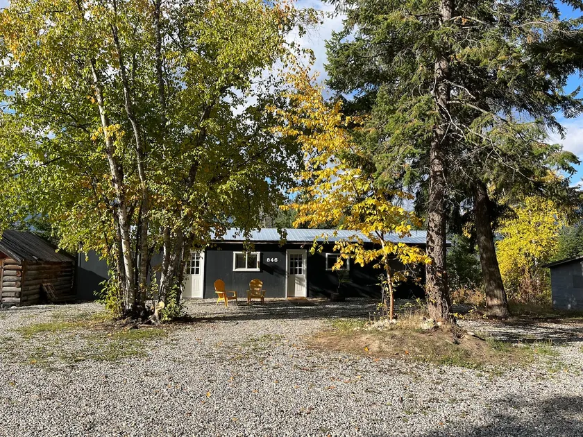 Mountain Cabin near Golden, BC, like a park - Image 1