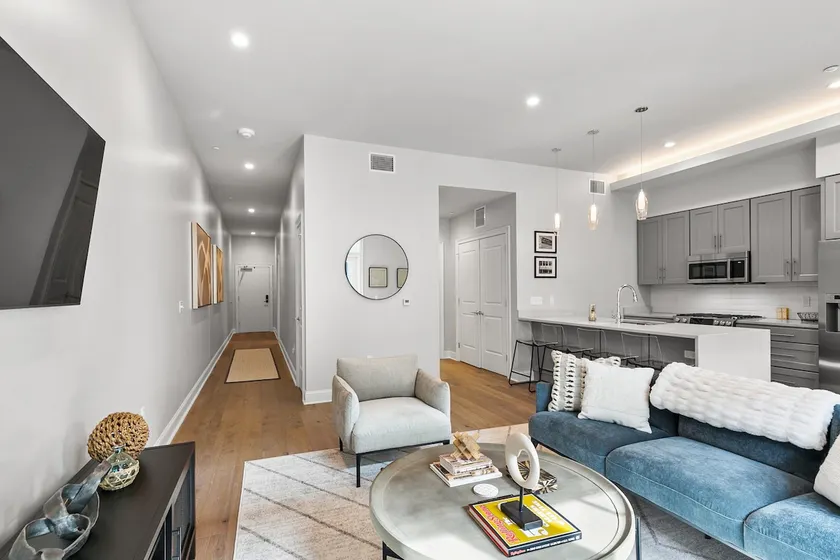 Luxe 2BR w/ Pool+Free Parking! Heart of Downtown! - Image 1