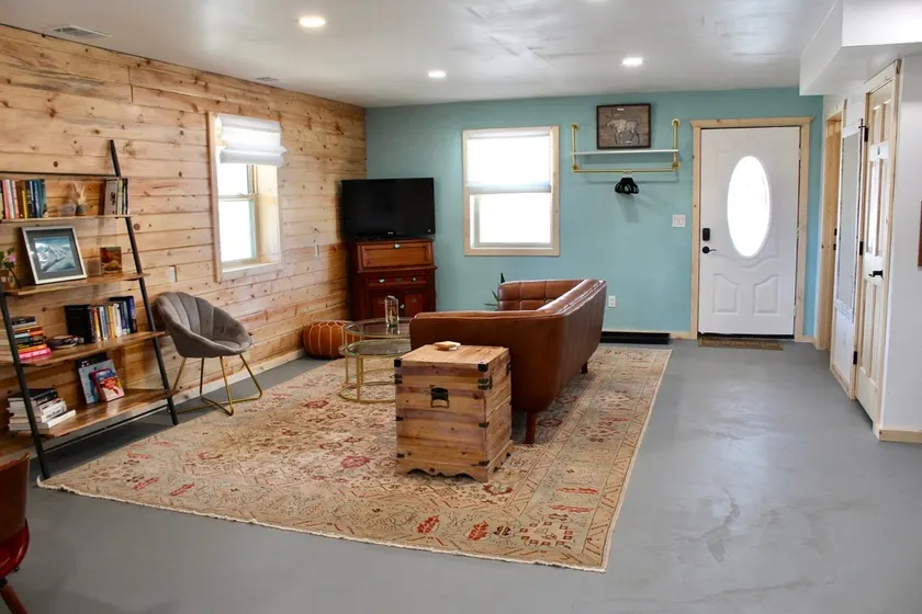 Sunflower Haven: Renovated, Mtn view, <1mi to town - Image 1