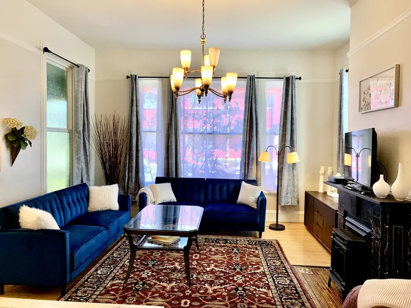 Boutique Unit in Elegant Victorian - Image 1