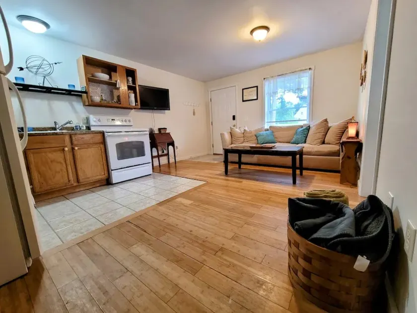 Bright & Comfortable 2BR Apartment Near UMF - Image 1