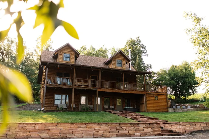 Cozy Log Cabin Secluded haven off the IA River - Image 1