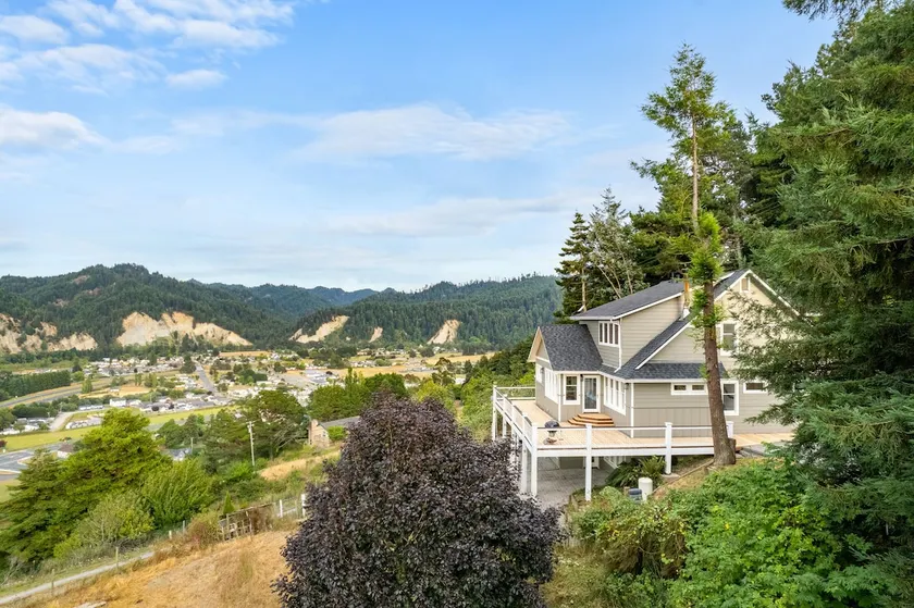 Private Hill Top House With Amazing Views! - Image 1