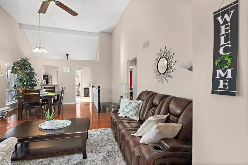 Townhouse in Lenexa by YDSH GuestMind - Image 1