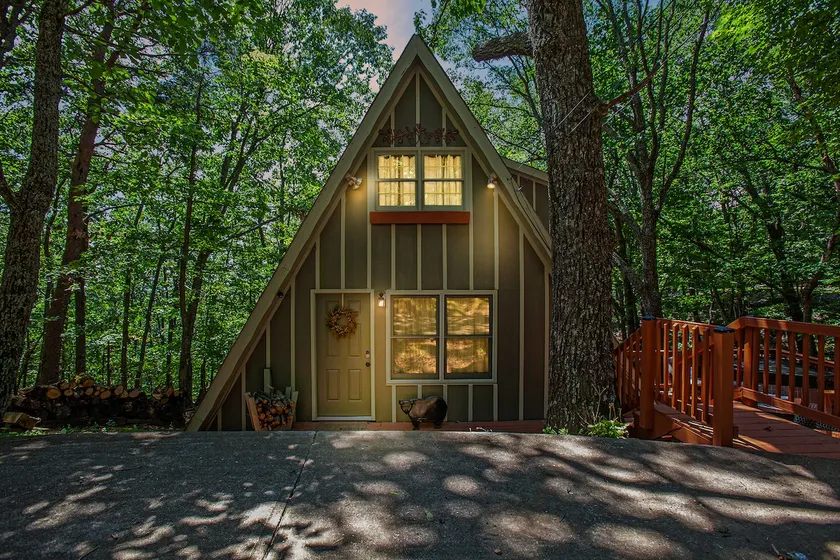 Cameo Treehouse Chalet w/ HOT TUB and Pet Friendly - Image 1
