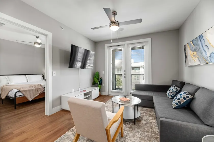 Luxurious and Modern 1BR Apt with Pool & Gym - Image 1