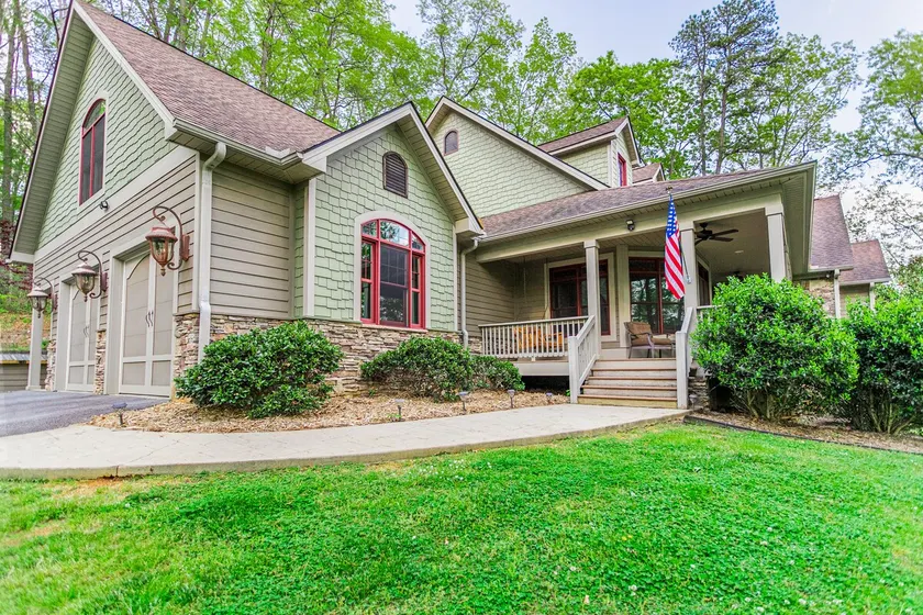 Location! Private & Convenient, 5 bedrooms - Image 1