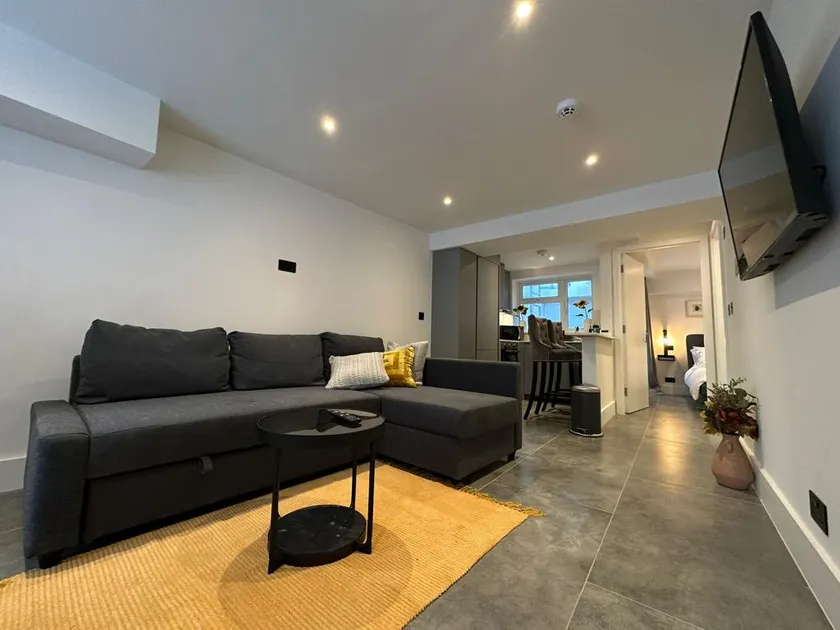 Two Bedroom House In Kilburn - Image 1