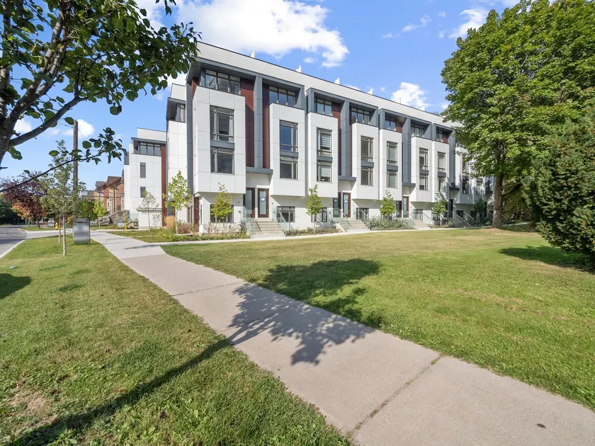 Incomparable Luxury Townhouse in Toronto(Yonge) - Image 1