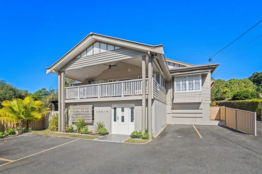 Stylish 6BR Ipswich Central Retreat, Comfy + BBQ - Image 1