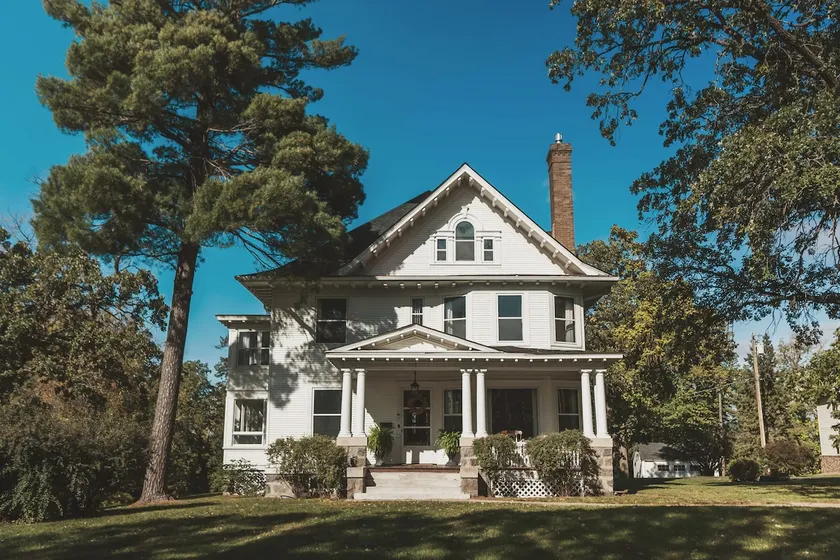 Large Historic Estate on the Shores of Lake Winona - Image 1