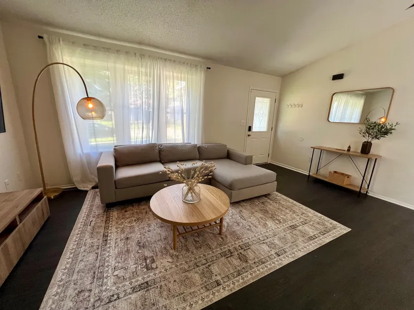Home near Easton/Airport, 3BR. Fenced yard. 4 TVs - Image 1