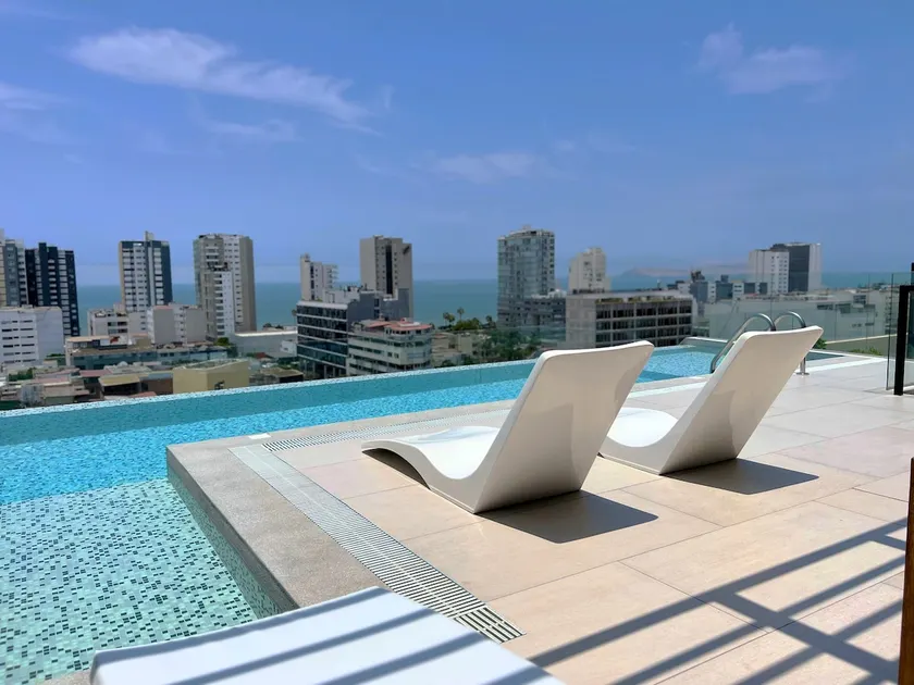 Top Miraflores location + rooftop pool - Image 1