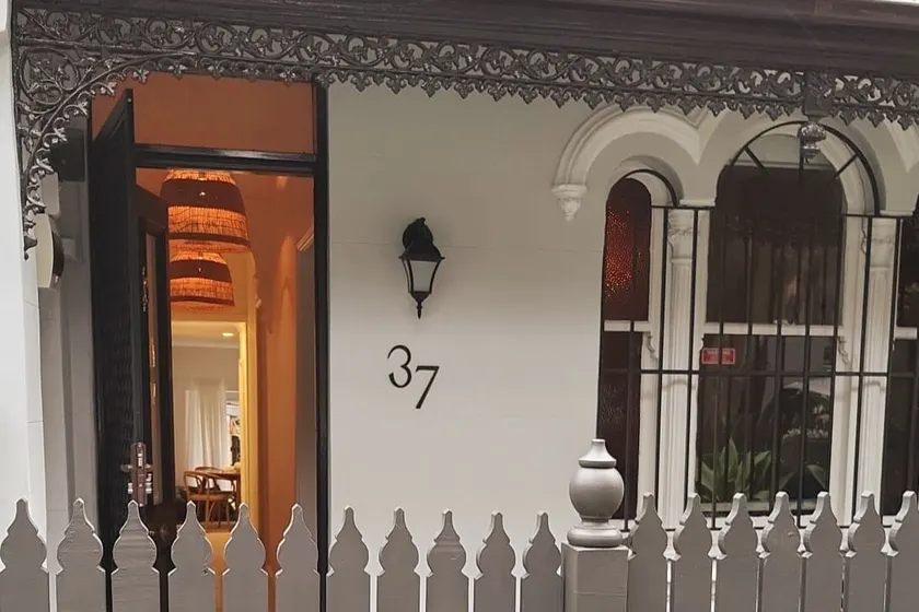 Stylish Aircon Terrace Near Newtown, Train to City - Image 1