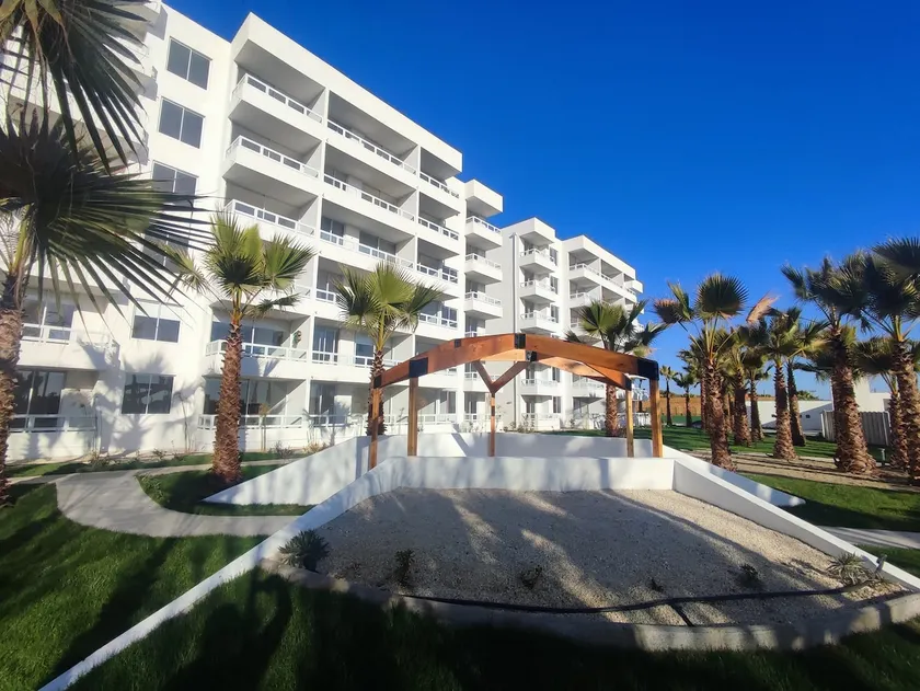 apartment with spacious green areas - Image 1