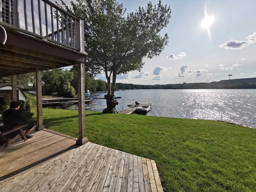 Lakefront 3 Bdrm Apartment - Image 1