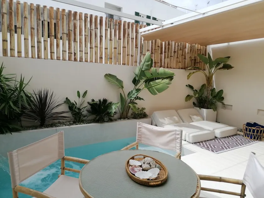 Centrally located house with a year-round heated pool - Image 1