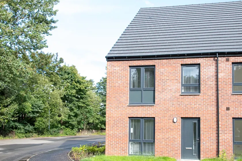 Spacious 5-Bed Home w/ Garden & Parking - Image 1