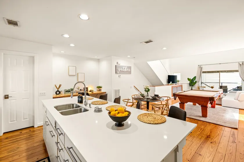 Huge 3 Story Townhouse|City View|Near NRG|Sleeps8 - Image 1