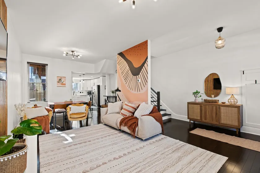 Luxurious, clean, GREAT location, & FREE parking! - Image 1