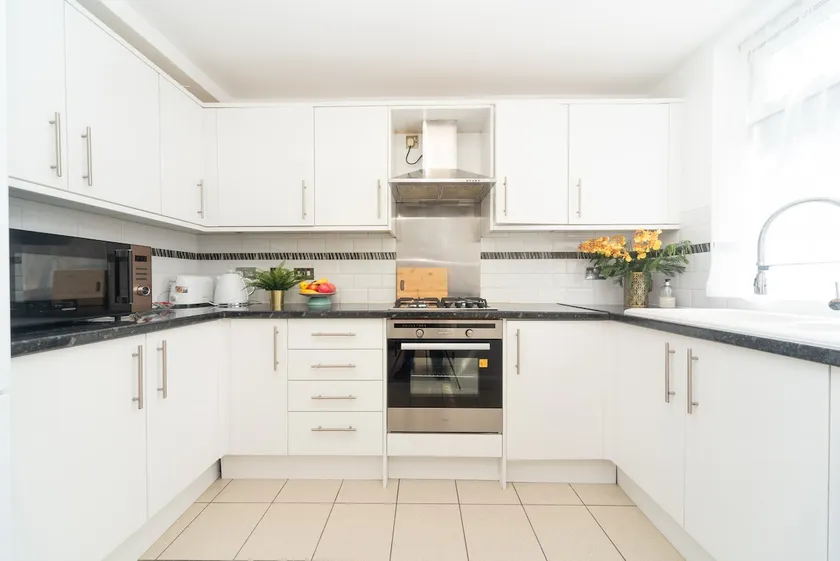 Spacious 4 Bed House Free Parking Near Station - Pass the Keys - Image 1