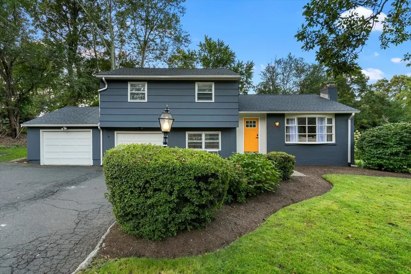 Cozy, updated single family in Fairfield County - Image 1