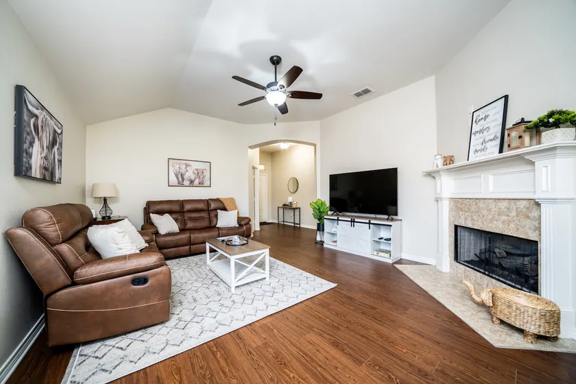 Best Location| 1King+2 Queens| Discounted stays - Image 1