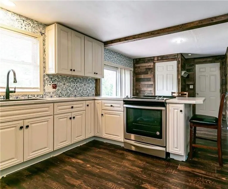 Beautiful ranch style home with Hot tub and pool. - Image 1