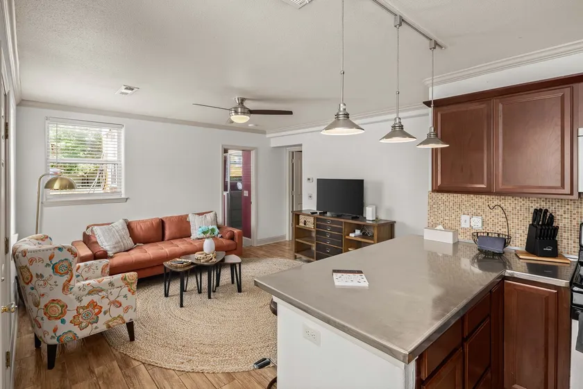 Off Dickson Downtown Bright Open Ground Floor Apt - Image 1