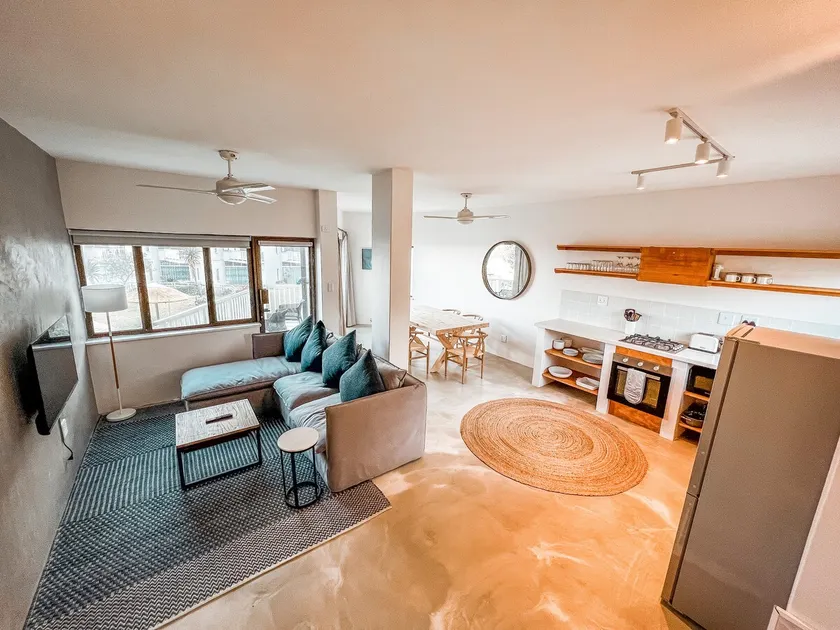 Stunning Umdloti beach flat, pool & sea views - Image 1