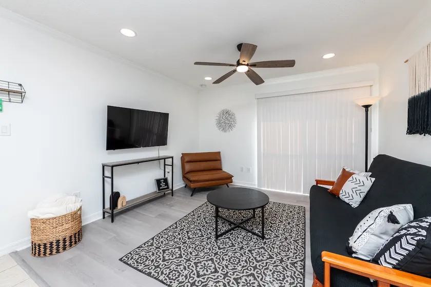Beautifully Remodeled Apartment - Image 1