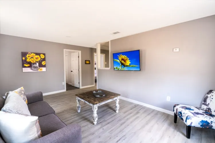 Chic, Bold, Designer - Near Fort Cavazos Sleeps 6 - Image 1