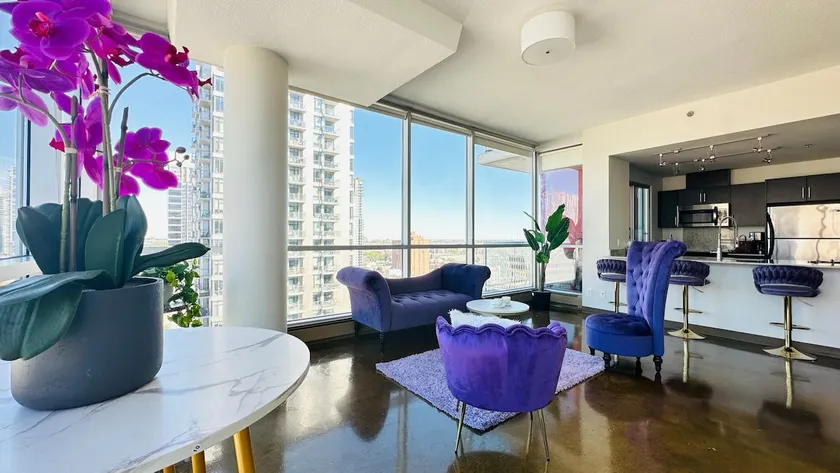Panorama, Luxury Calgary Tower view-2 beds 1 bath - Image 1