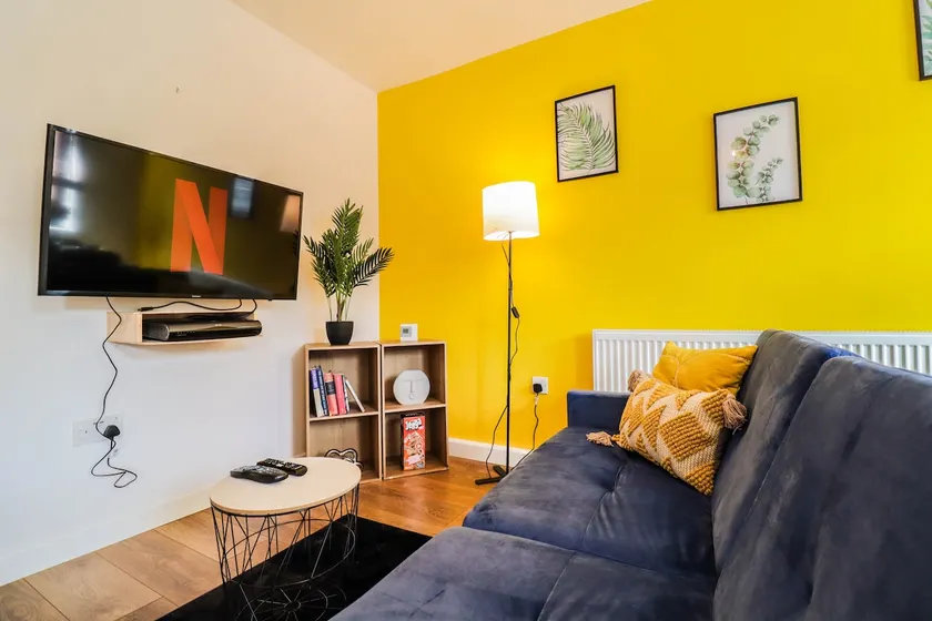 Spacious 1 bed flat-FREE Parking - Image 1