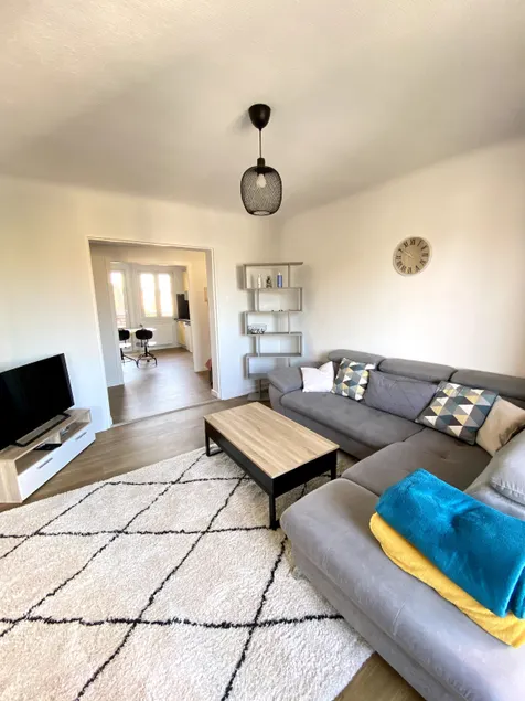 The ideal location - Free parking 5 minutes from the center. - Image 1