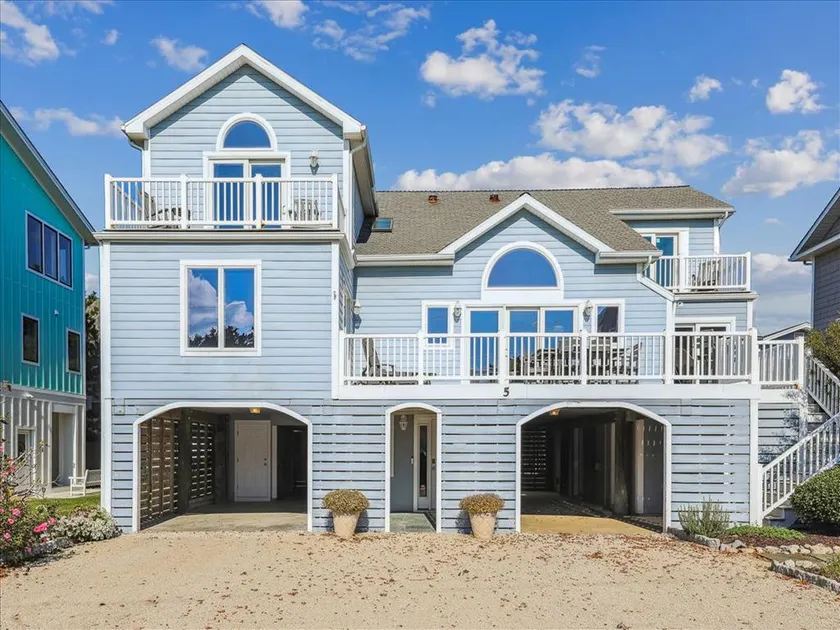 Looney Dunes - Image 1