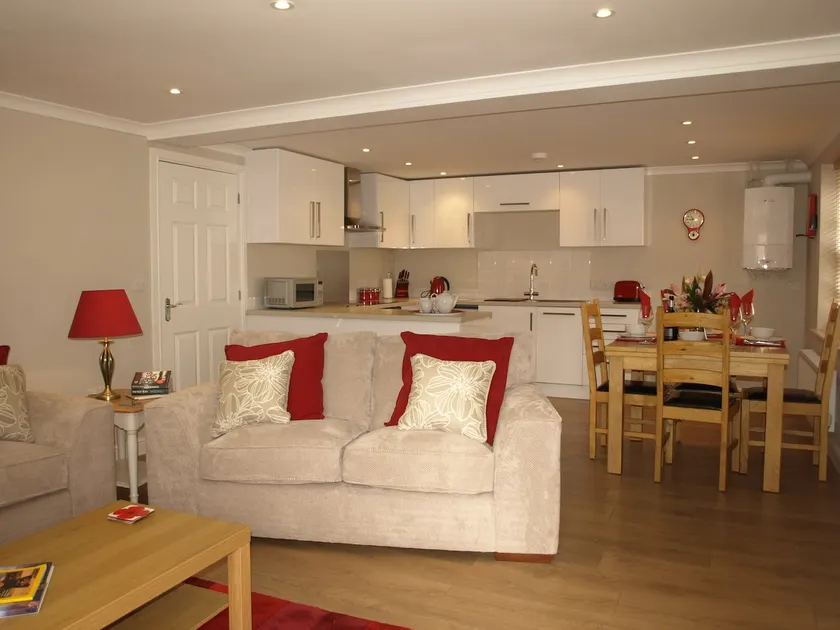 Town House in Central Wells with parking - Image 1