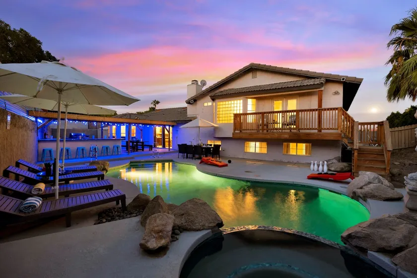 Amazing specials! Large home, billiards+bar, games - Image 1