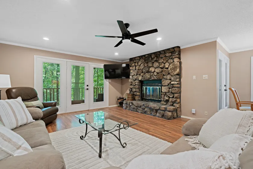 Large Luxurious 3/3 Lake Home - Image 1
